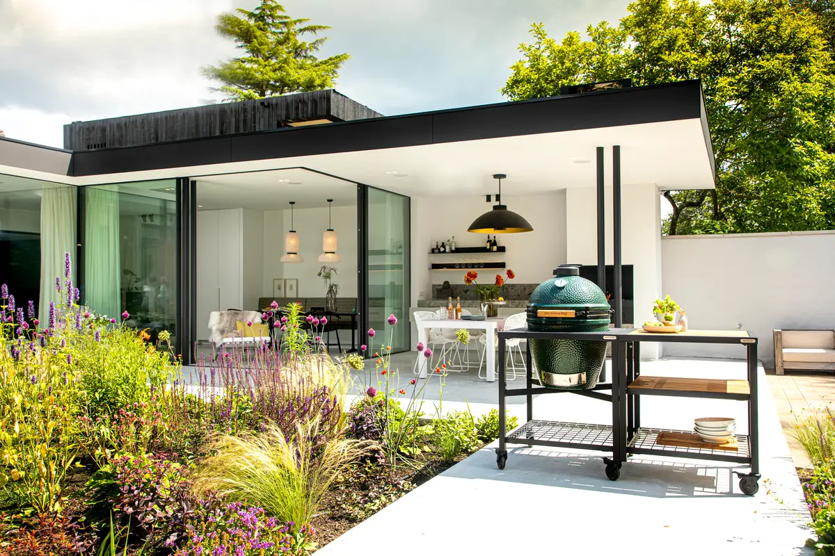 Big Green Egg Large na moderní terase s bílou fasádou – architektonický projekt