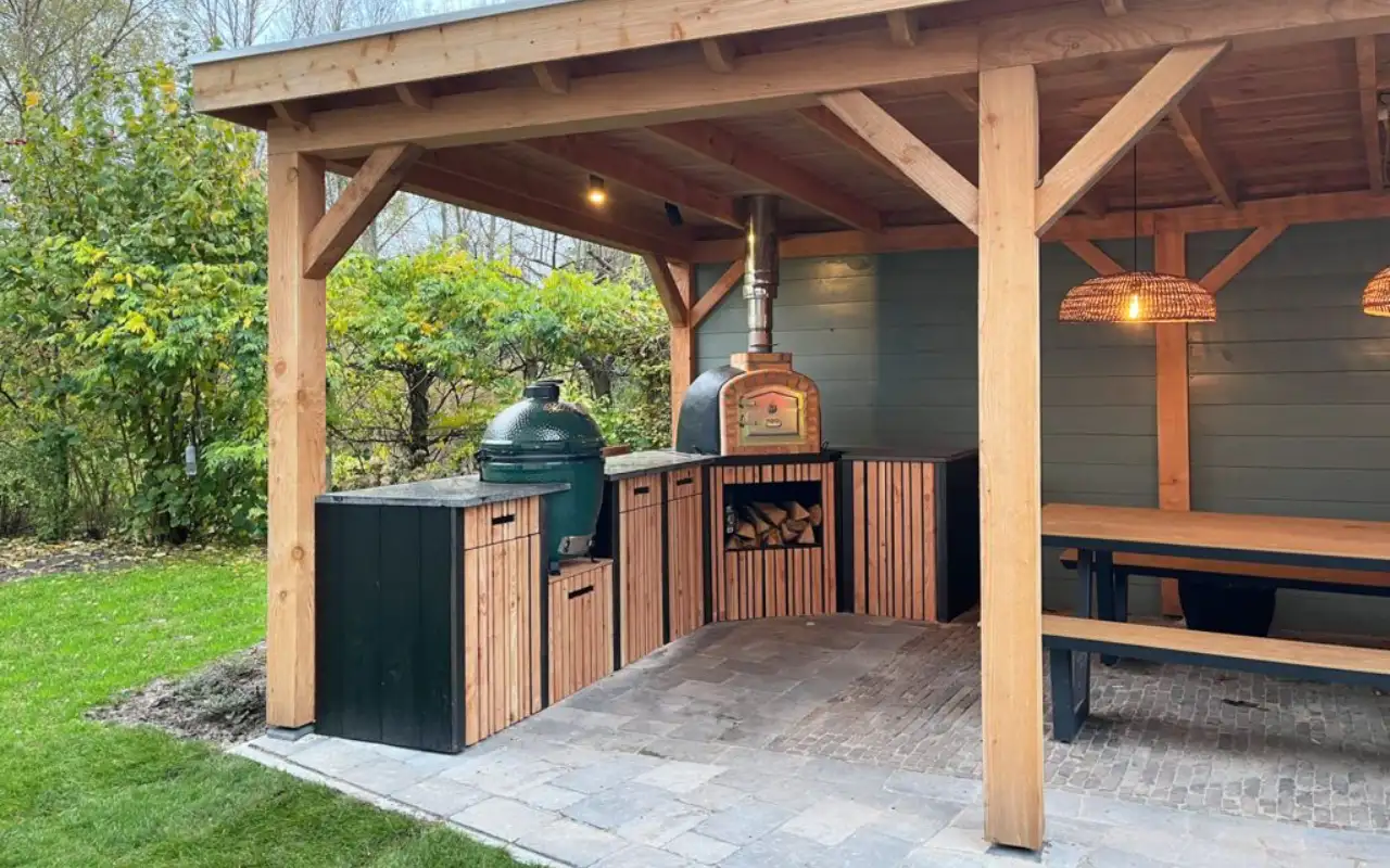 Pergola s Big Green Egg a pizza pecí – realizace zahradní kuchyně