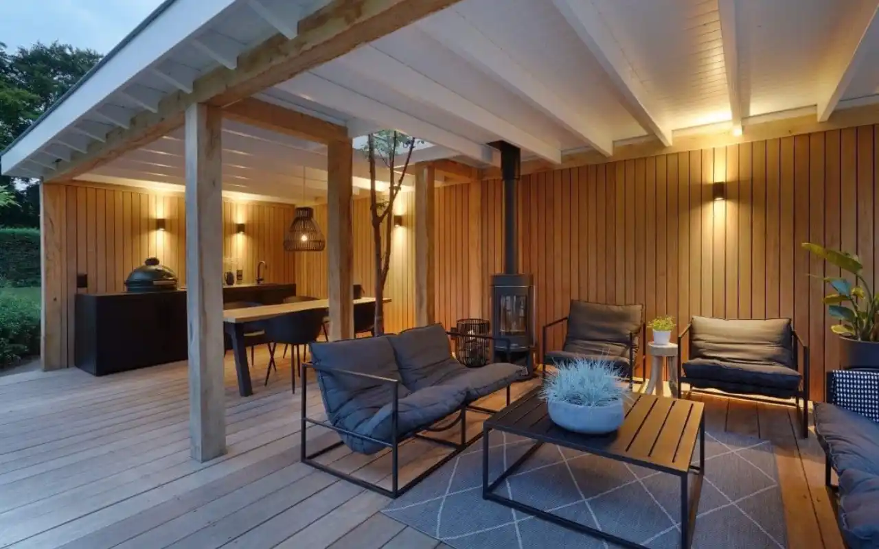 Big Green Egg v dřevěné zahradní kuchyni obklopené zelení