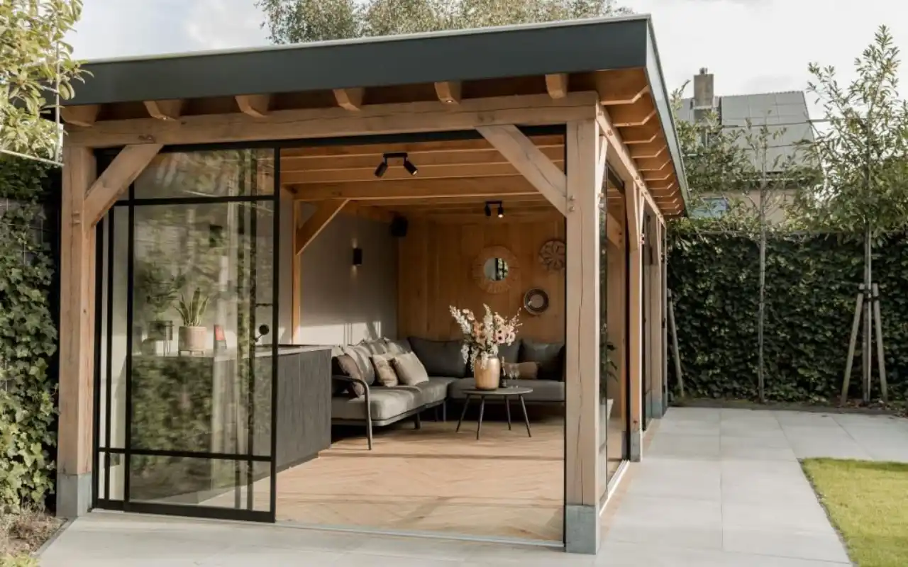 Zahradní domek s posezením a venkovní kuchyní s BGE – večerní atmosféra